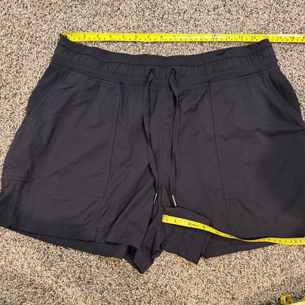lululemon dance studio high-rise 3.5" black shorts size 12 - Picture 6 of 8